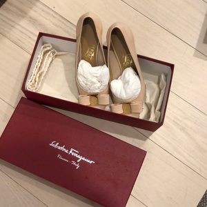 Ferragamo Ballet Shoes US 5 beige